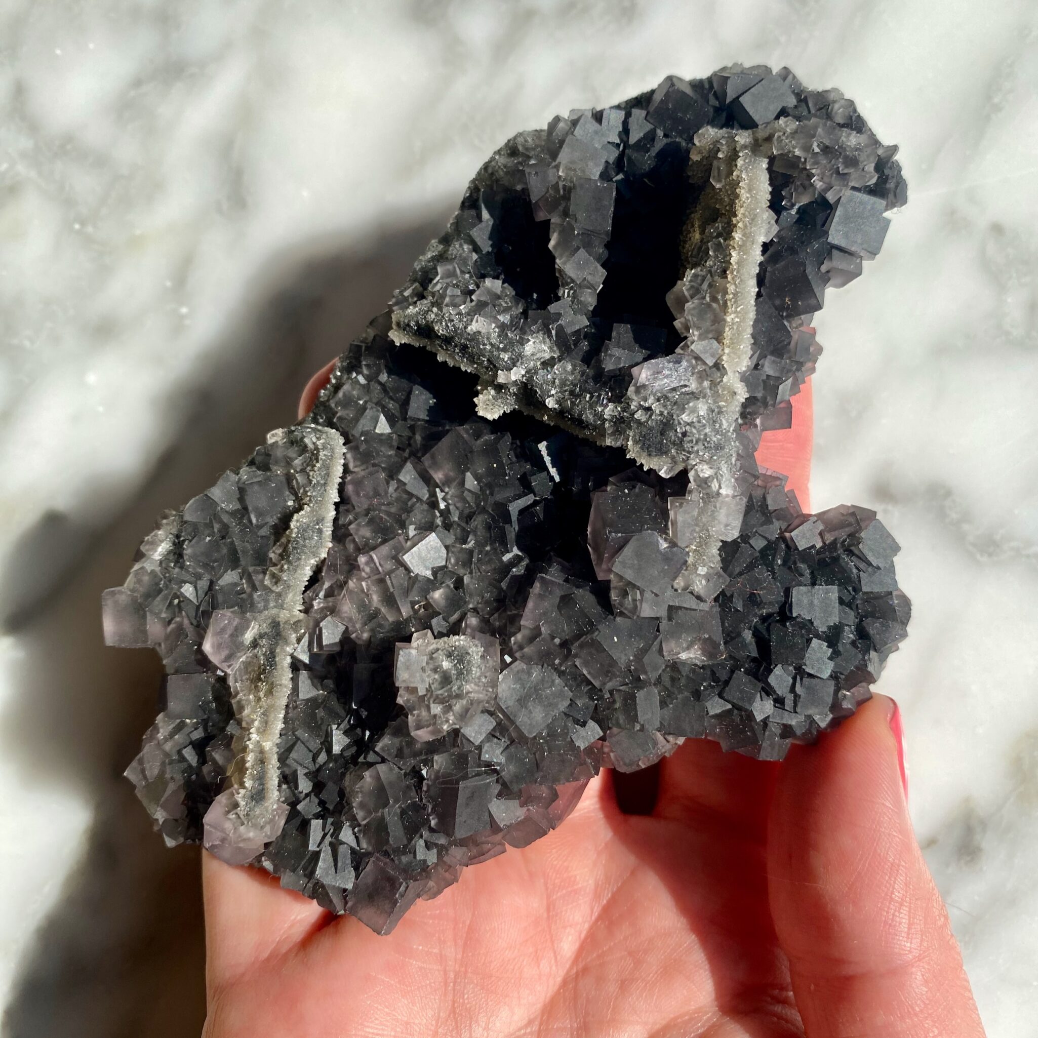 Black Fluorite on Druzy Quartz Matrix from Fujian - Fluorite Noire sur Matrice de Quartz Druze de Fujian