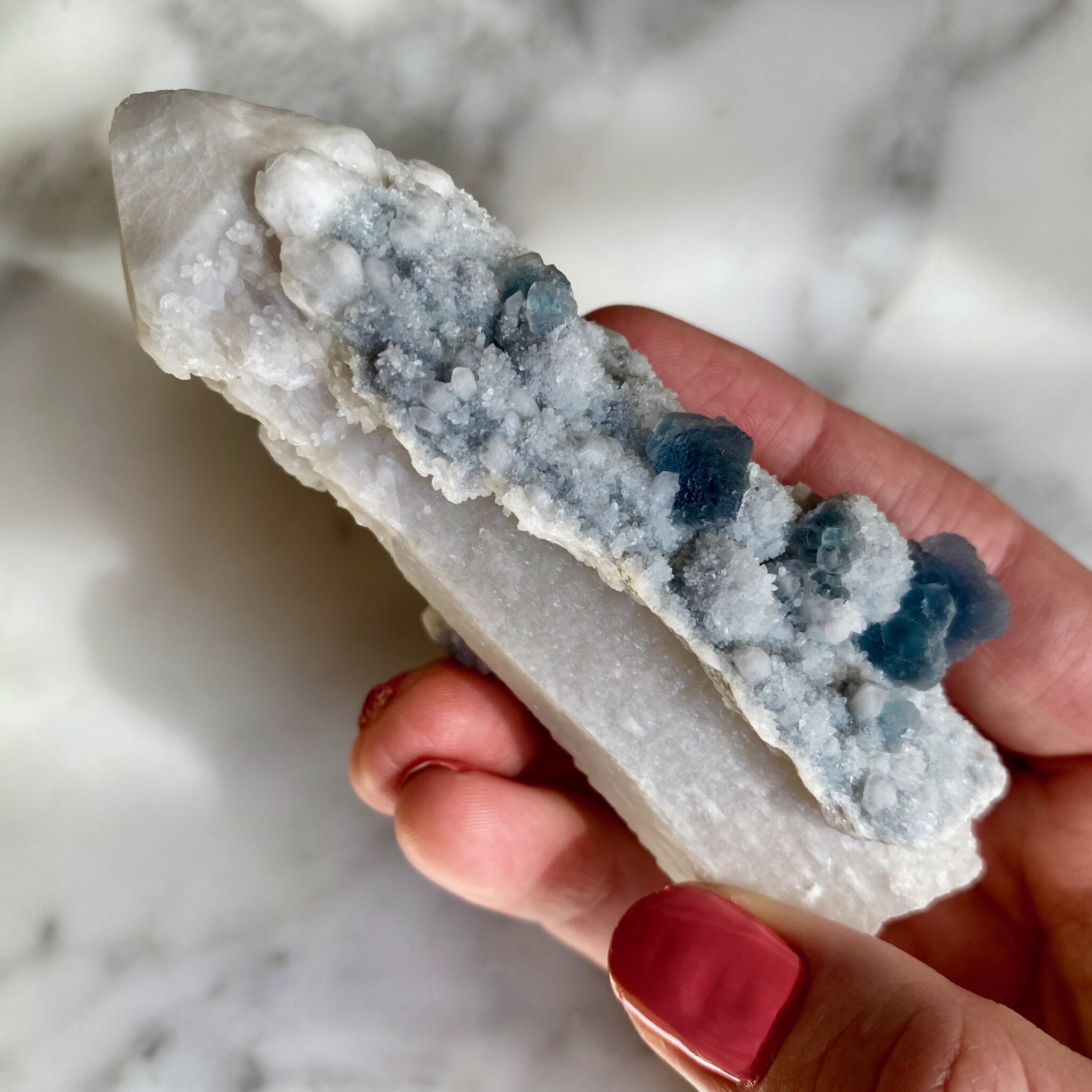 White Quartz Point with Blue Fluorites from Huanggang Mine - Pointe de quartz blanc avec fluorites bleues de la mine Huanggang