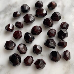 Facetted Red Garnet Tumbled Pocket Stone - grenat rouge facetté roulé pierre de poche