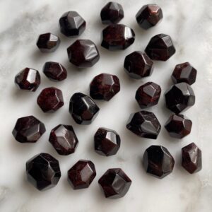 Facetted Red Garnet Tumbled Pocket Stone - grenat rouge facetté roulé pierre de poche