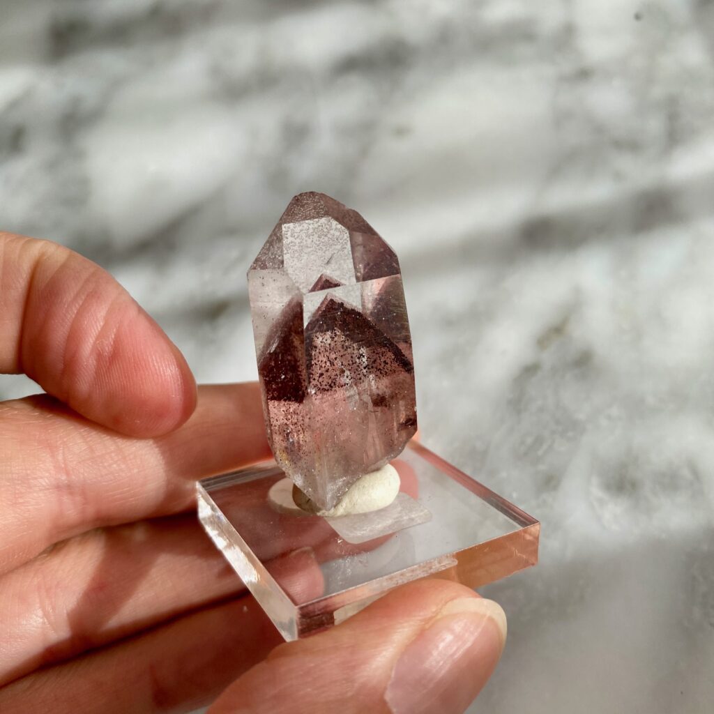 red phantom quartz point - Spécimen de quartz fantôme rouge d'Inde