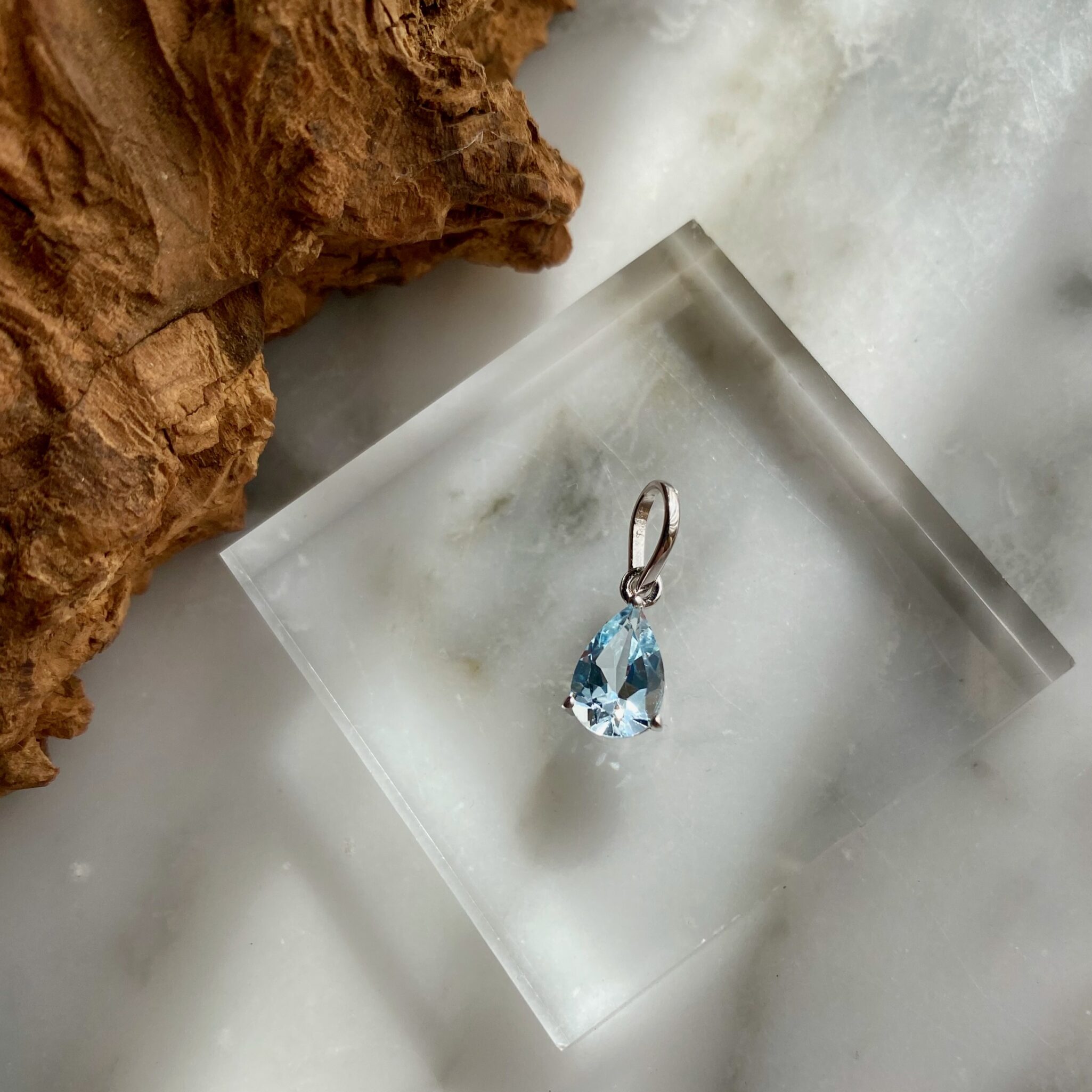 Facetted Drop Shape Blue Topaz Sterling Silver Pendant - Pendentif Goutte Facettée Topaze Bleue en Argent Sterling