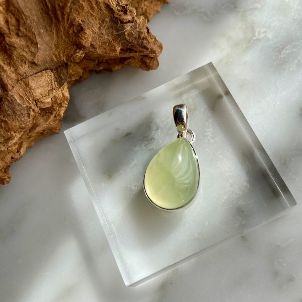 prehnite sterling silver pendant - pendentif de préhnite en argent sterling