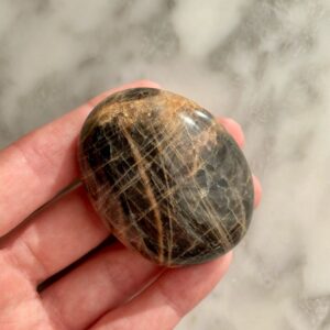 black moonstone palmstone - pierre de paume de pierre de lune noire
