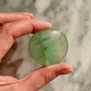 pierre de paume de fluorite - fluorite palmstone