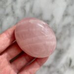 large rose quartz palmstone - pierre de paume de quartz rose