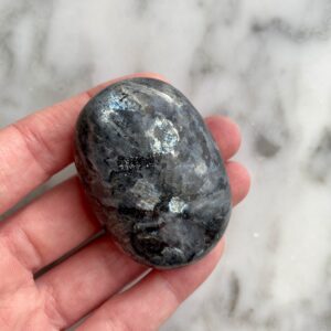 larvikite palmstone - pierre de paume de larvikite