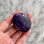 purple lepidolite palmstone - pierre de paume lépidolite mauve