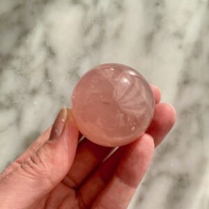 rose quartz sphere - sphère de quartz rose