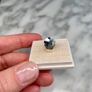 Anatase crystal on quartz from Hardangervidda - cristal d'anatase sur quartz d'Hardangervidda