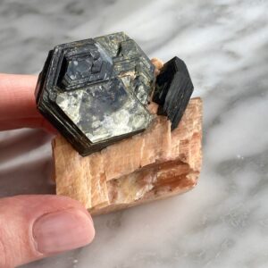 biotite on calcite from Namibia - biotite sur calcite de Namibie