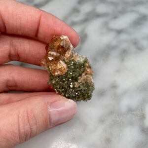 hessonite garnet and diopside from Jeffrey Mine - grenats hessonite et diopside de la mine Jeffrey