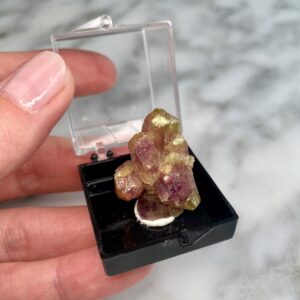 mangano vesuvianite cluster from jeffrey mine - amas de mangano vesuvianite de la mine jeffrey