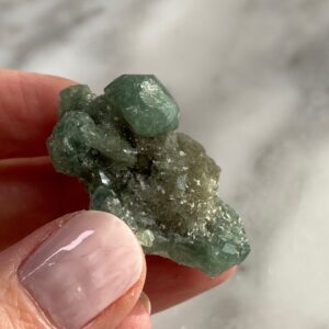 garnet var. uvarovite from Outokumpu - grenat var. uvarovite de Outokumpu