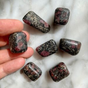 spinelle in matrix tumbled pocket stone