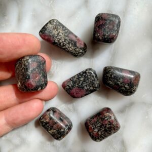 spinelle in matrix tumbled pocket stone