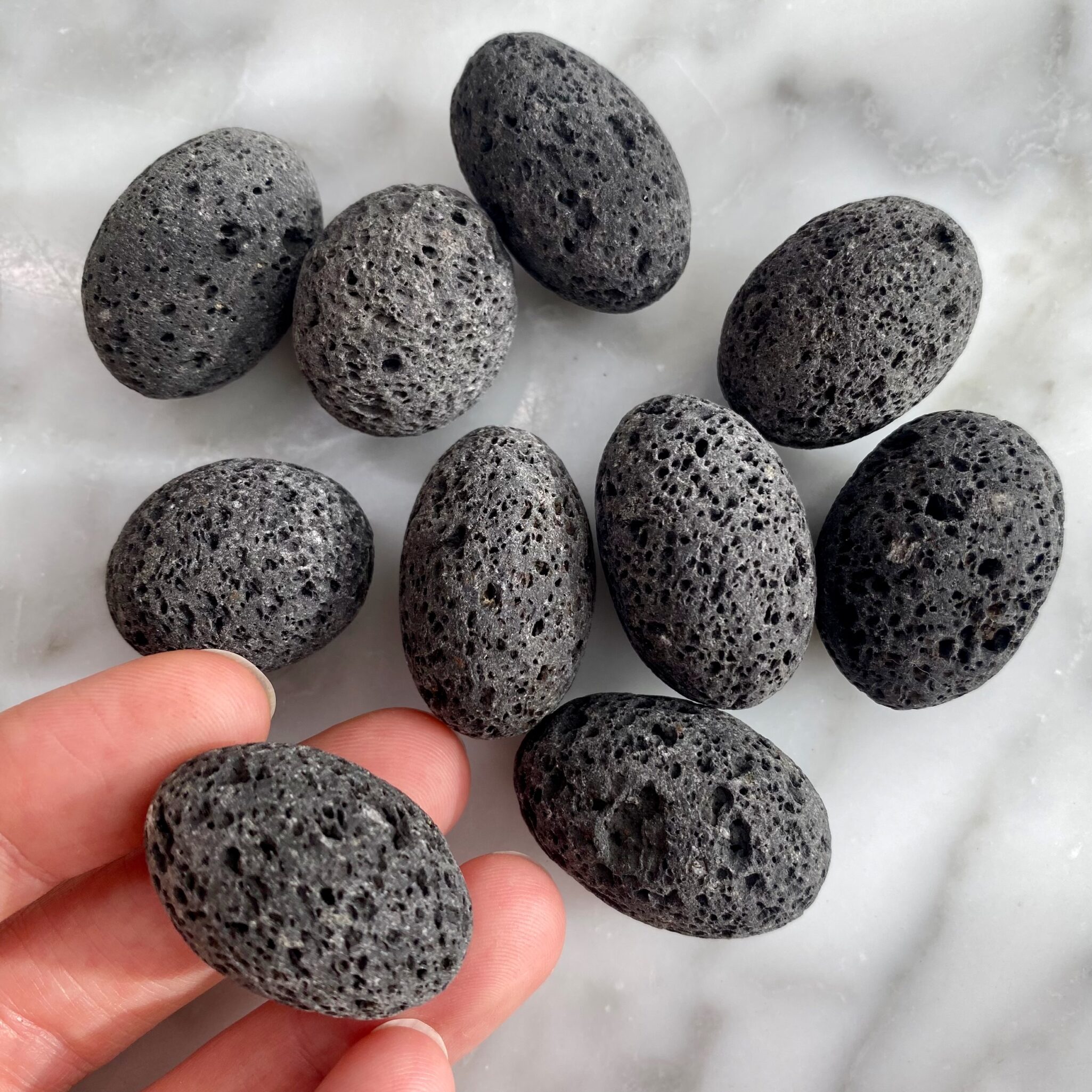 lava stone tumbled pocket stone - pierre de lave roulée pierre de poche
