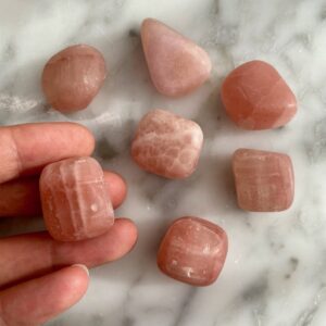 pierre de poche en calcite rose roulée - calcite rose roulée pierre de poche