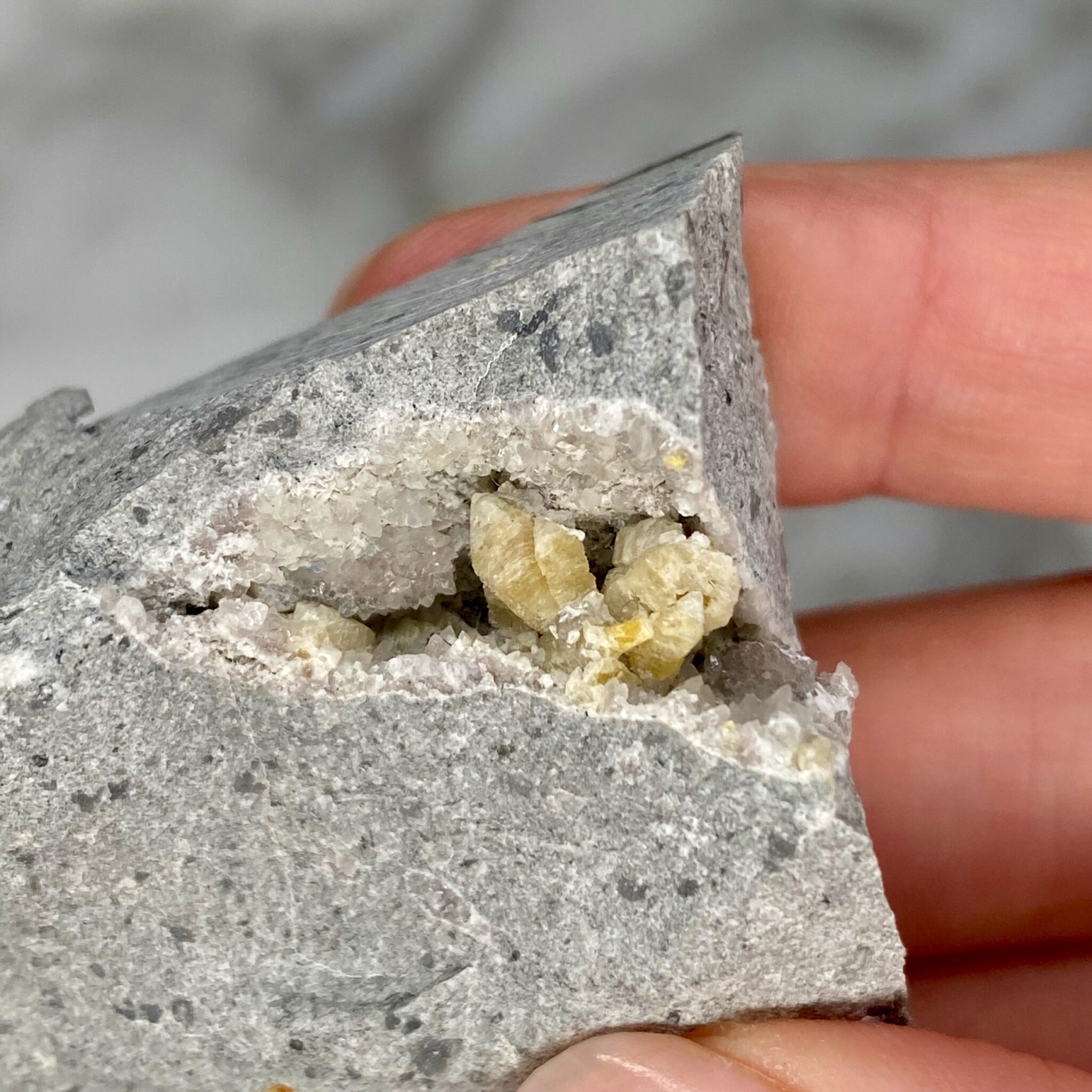 weloganite and calcite from francon quarry 1a