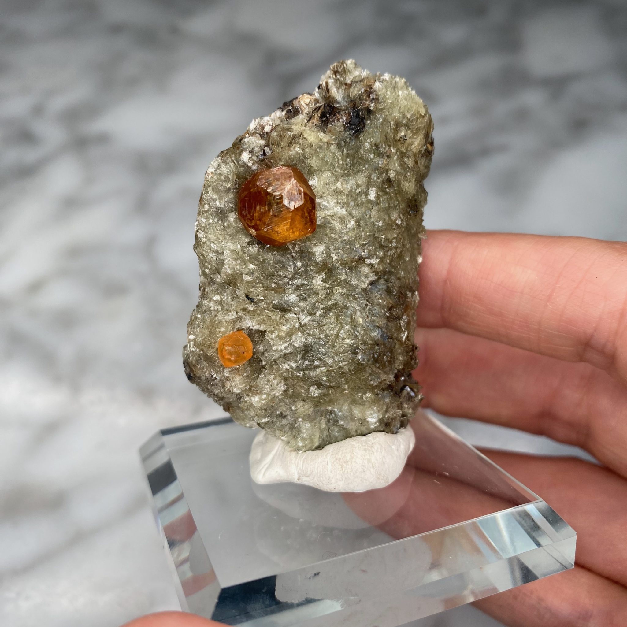 Grenat var. spessartine et fuschite de Sangulungulu, Tanzanie – Image 2