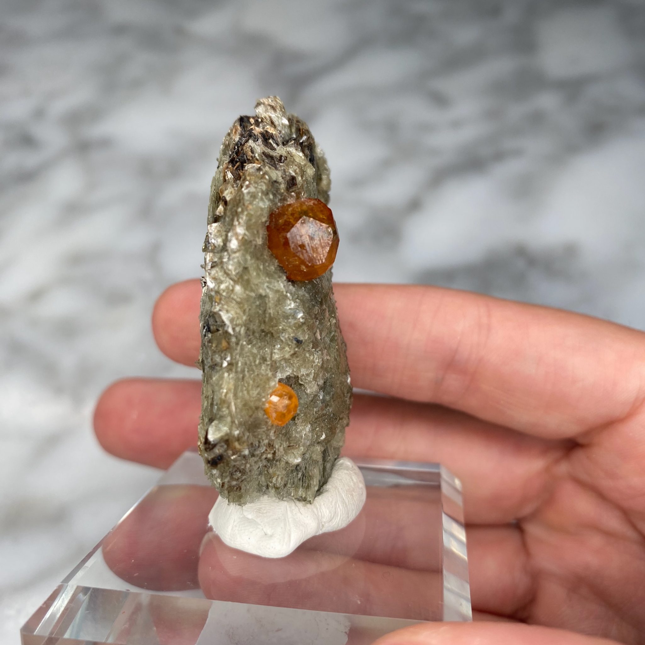 Grenat var. spessartine et fuschite de Sangulungulu, Tanzanie – Image 3