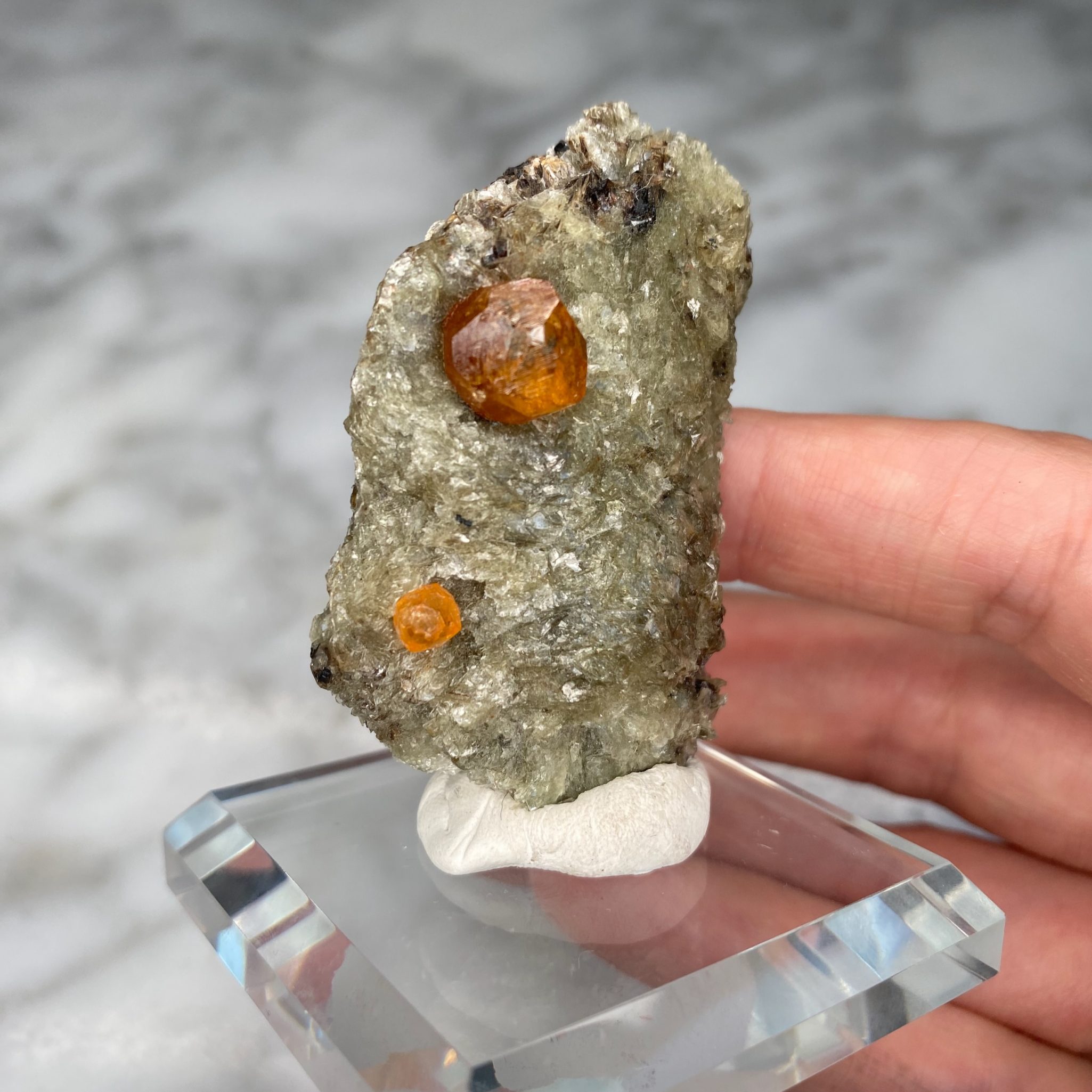 Grenat var. spessartine et fuschite de Sangulungulu, Tanzanie – Image 5